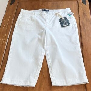 Democracy NWT Absolution Skimmer Crisp White Jean Capris Size 16